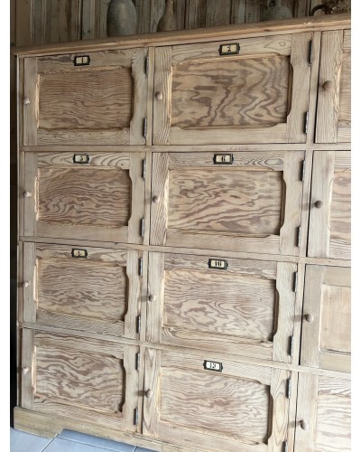 Fabuleux meuble d’atelier aux 16 casiers