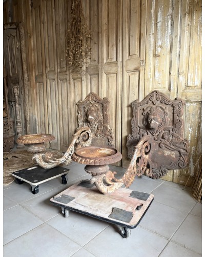 Exceptionnelle paire de très grands bougeoirs muraux anciens en fonte – Décor aux lions