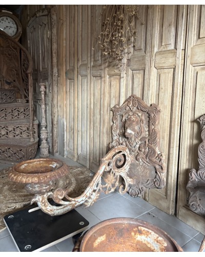 Exceptionnelle paire de très grands bougeoirs muraux anciens en fonte – Décor aux lions