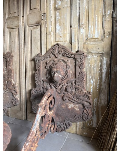 Exceptionnelle paire de très grands bougeoirs muraux anciens en fonte – Décor aux lions