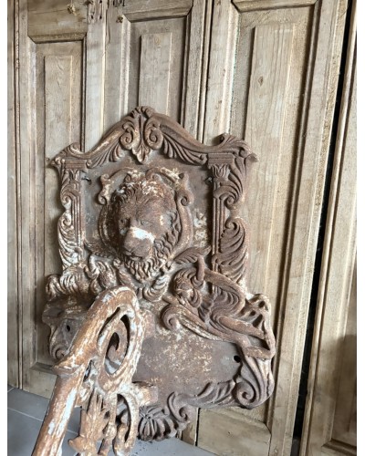 Exceptionnelle paire de très grands bougeoirs muraux anciens en fonte – Décor aux lions