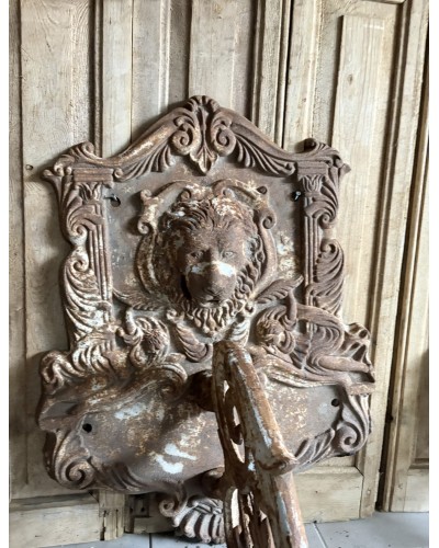 Exceptionnelle paire de très grands bougeoirs muraux anciens en fonte – Décor aux lions