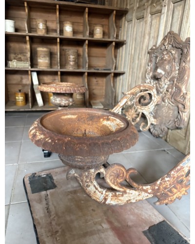 Exceptionnelle paire de très grands bougeoirs muraux anciens en fonte – Décor aux lions