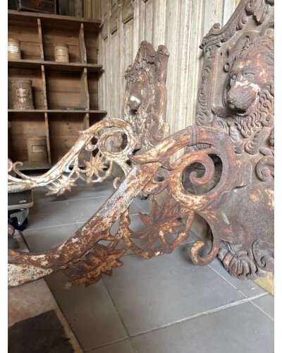 Exceptionnelle paire de très grands bougeoirs muraux anciens en fonte – Décor aux lions