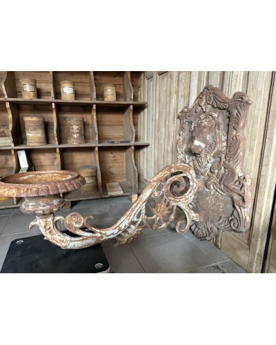 Exceptionnelle paire de très grands bougeoirs muraux anciens en fonte – Décor aux lions