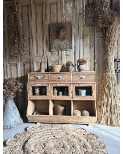 Ancien meuble grainetier d’épicerie – tiroirs, vitrines & plaques émaillées