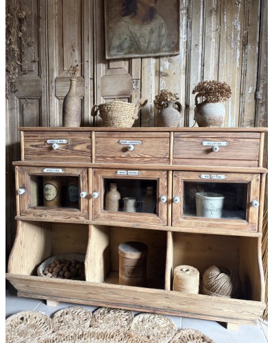 Ancien meuble grainetier d’épicerie – tiroirs, vitrines & plaques émaillées