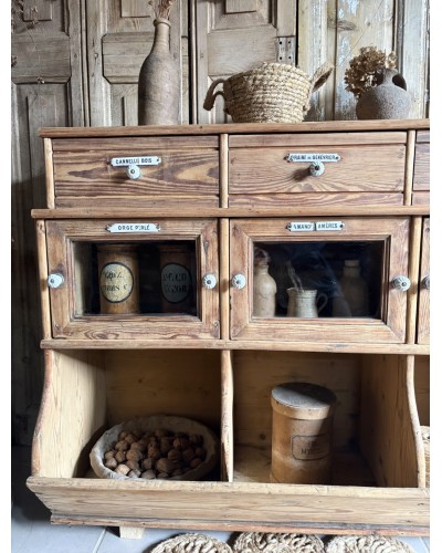 Ancien meuble grainetier d’épicerie – tiroirs, vitrines & plaques émaillées
