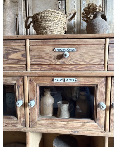 Ancien meuble grainetier d’épicerie – tiroirs, vitrines & plaques émaillées