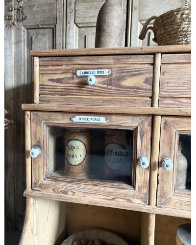 Ancien meuble grainetier d’épicerie – tiroirs, vitrines & plaques émaillées