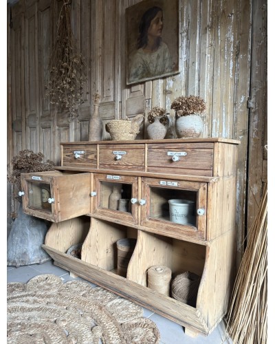 Ancien meuble grainetier d’épicerie – tiroirs, vitrines & plaques émaillées