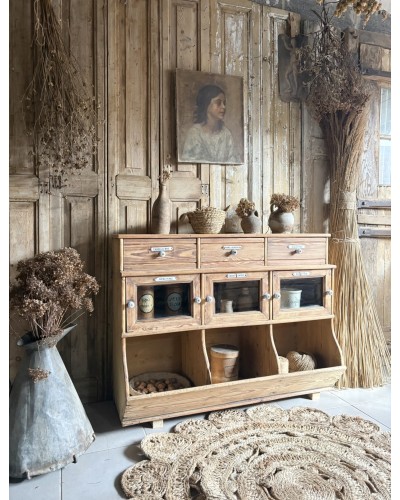 Ancien meuble grainetier d’épicerie – tiroirs, vitrines & plaques émaillées
