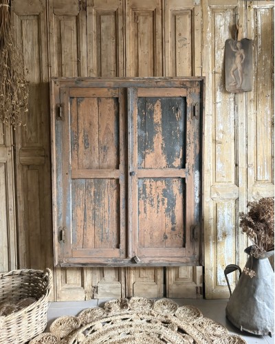Ancien meuble d’atelier mural