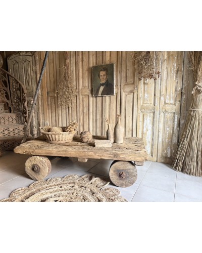 Ancien chariot d’atelier sur roues en bois détourné en table basse