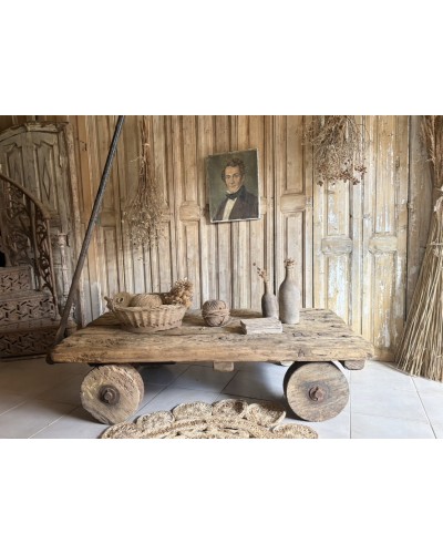 Ancien chariot d’atelier sur roues en bois détourné en table basse