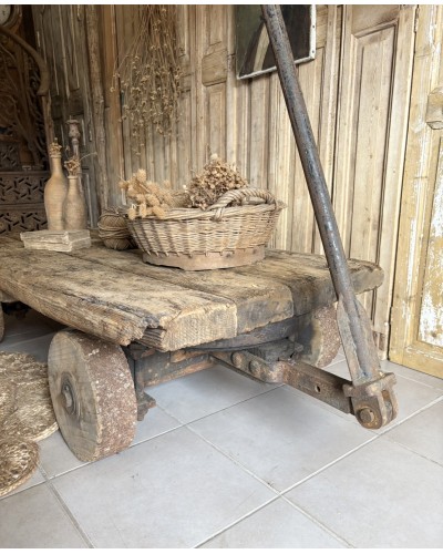 Ancien chariot d’atelier sur roues en bois détourné en table basse
