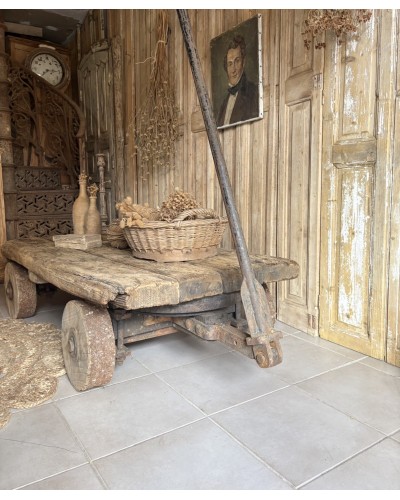 Ancien chariot d’atelier sur roues en bois détourné en table basse