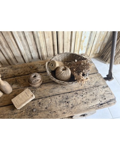 Ancien chariot d’atelier sur roues en bois détourné en table basse