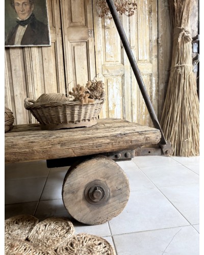 Ancien chariot d’atelier sur roues en bois détourné en table basse