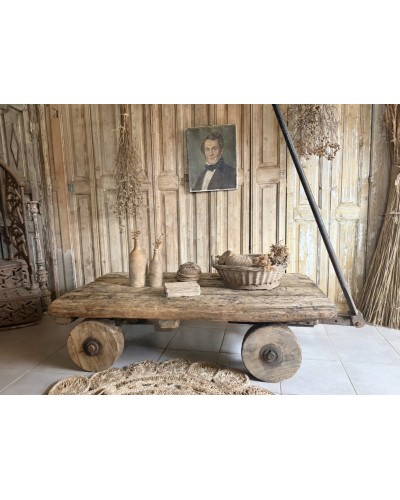 Ancien chariot d’atelier sur roues en bois détourné en table basse