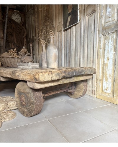 Ancien chariot d’atelier sur roues en bois détourné en table basse