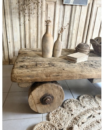 Ancien chariot d’atelier sur roues en bois détourné en table basse