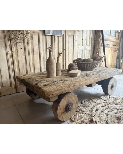 Ancien chariot d’atelier sur roues en bois détourné en table basse