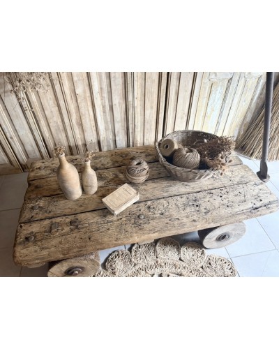 Ancien chariot d’atelier sur roues en bois détourné en table basse