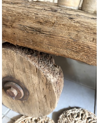 Ancien chariot d’atelier sur roues en bois détourné en table basse