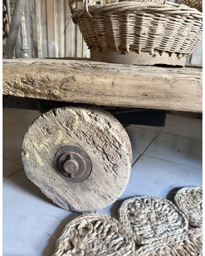 Ancien chariot d’atelier sur roues en bois détourné en table basse