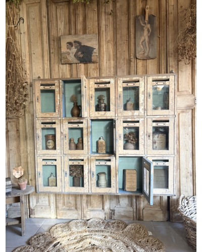 Ancien bloc de 15 boîtes aux lettres vitrées