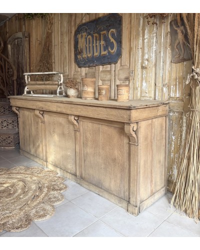 Ancien comptoir de commerce en chêne