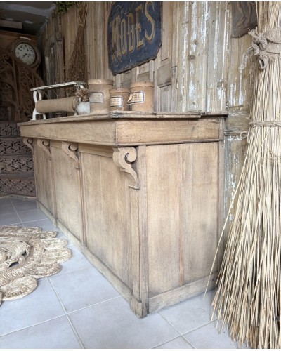 Ancien comptoir de commerce en chêne
