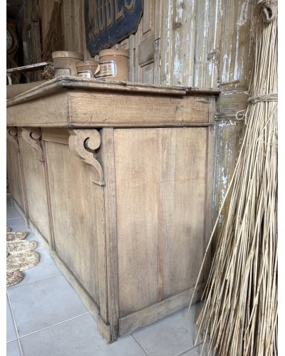 Ancien comptoir de commerce en chêne