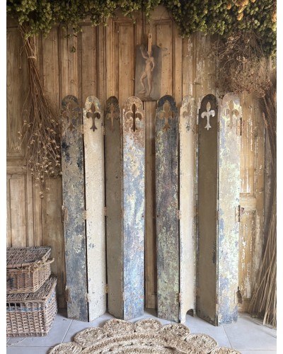 Paire d’anciens volets en métal Patine & fleurs de lys