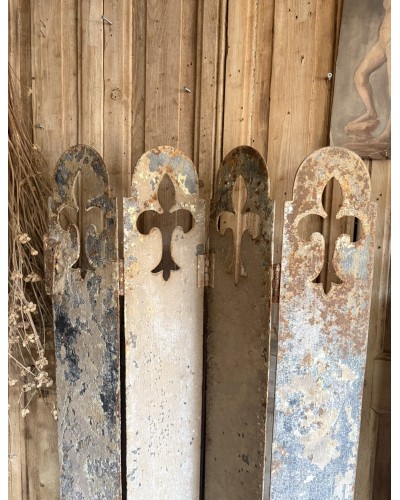 Paire d’anciens volets en métal Patine & fleurs de lys
