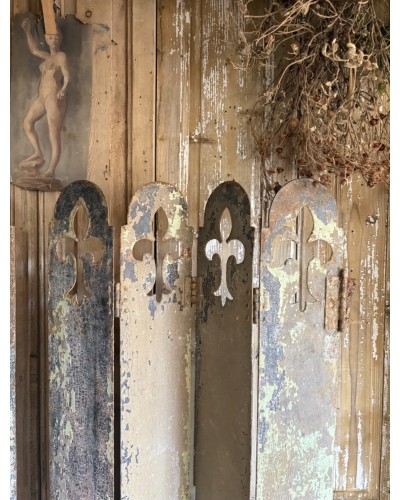 Paire d’anciens volets en métal Patine & fleurs de lys
