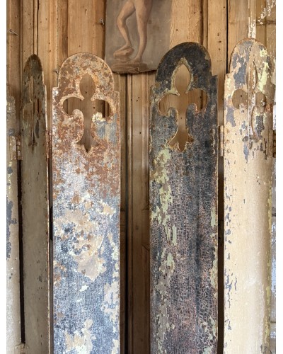 Paire d’anciens volets en métal Patine & fleurs de lys