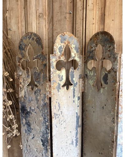 Paire d’anciens volets en métal Patine & fleurs de lys