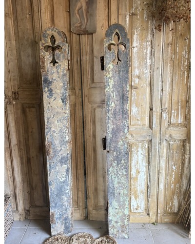 Paire d’anciens volets en métal Patine & fleurs de lys
