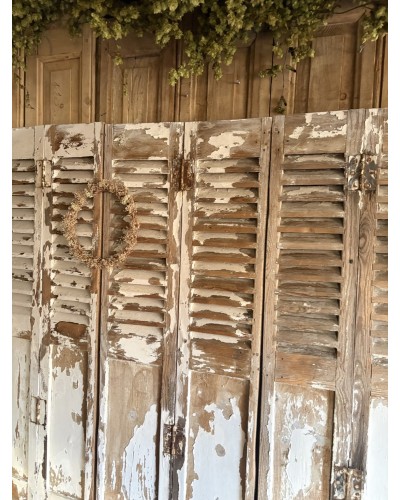 Ensemble d’anciens volets en bois