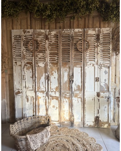 Ensemble d’anciens volets en bois