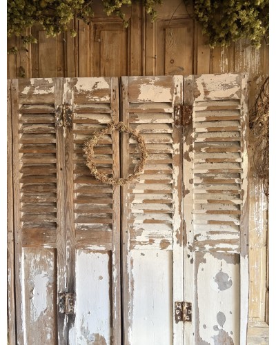 Ensemble d’anciens volets en bois