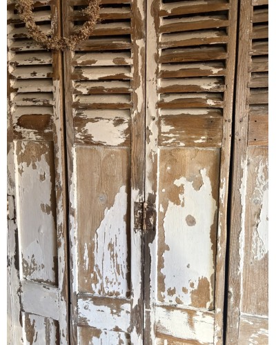 Ensemble d’anciens volets en bois