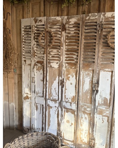 Ensemble d’anciens volets en bois