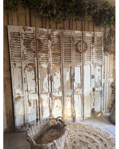 Ensemble d’anciens volets en bois