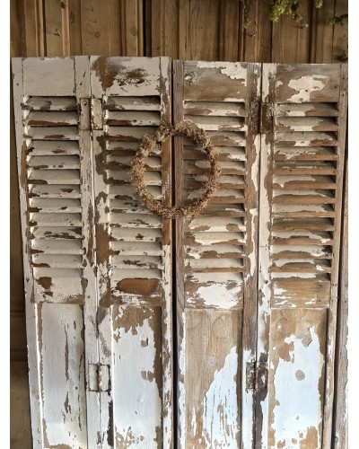 Ensemble d’anciens volets en bois