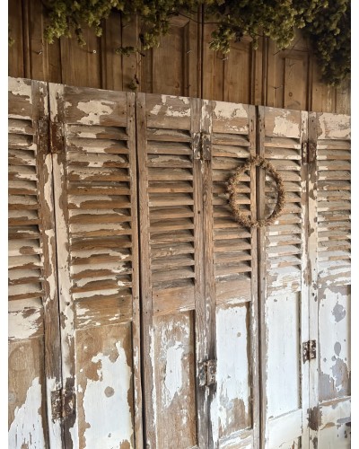 Ensemble d’anciens volets en bois