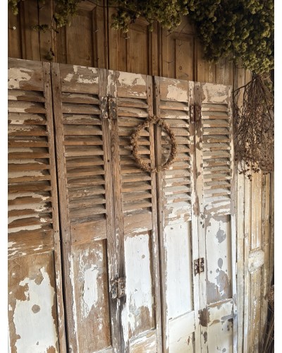 Ensemble d’anciens volets en bois