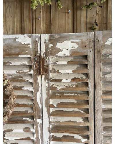 Ensemble d’anciens volets en bois